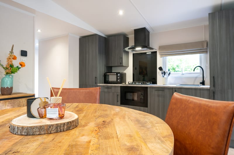 Eettafel met vier stoelen