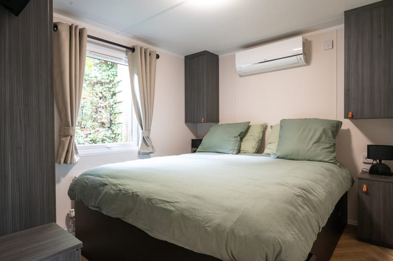 Slaapkamer met tweepersoonsbed en airco
