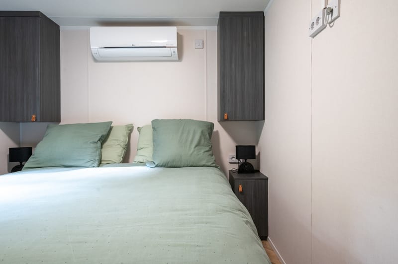 Slaapkamer met tweepersoonsbed en kastruimte