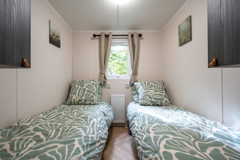 Slaapkamer met twee eenpersoonsbedden