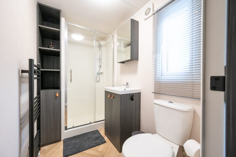 Badkamer met douche en wastafel