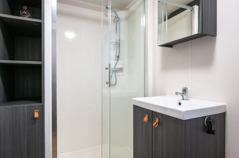 De douche in de badkamer