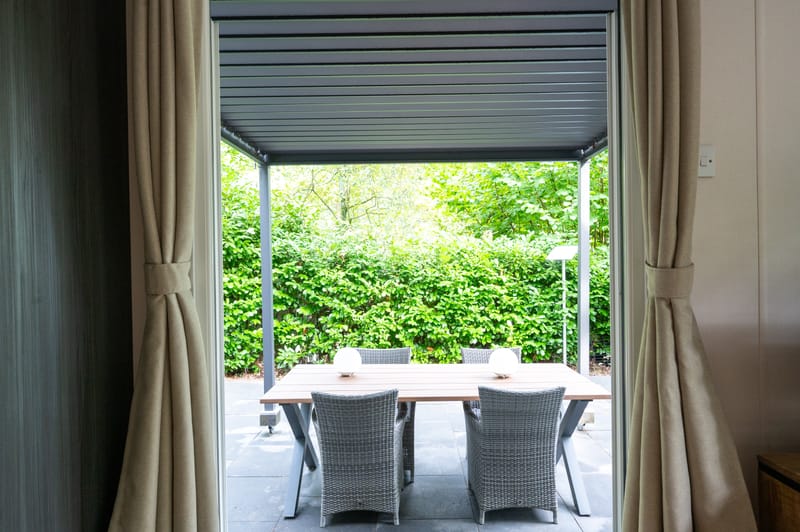 Doorkijk vanuit de woonkamer naar het terras