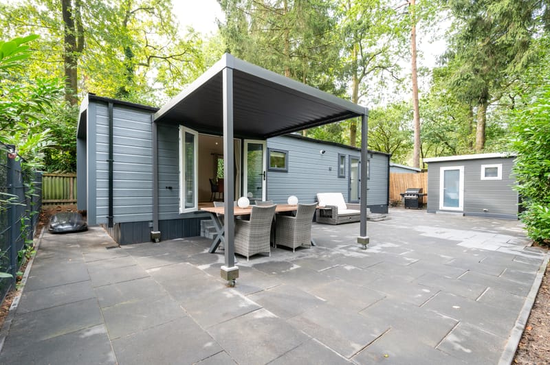 Tuin met hek en beplanting
