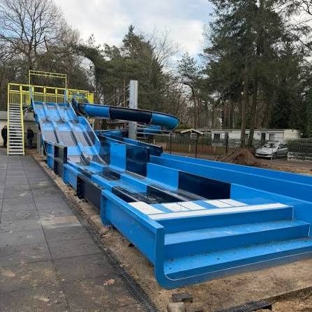 De waterglijbaan van het zwembad op 't Veluws Hof