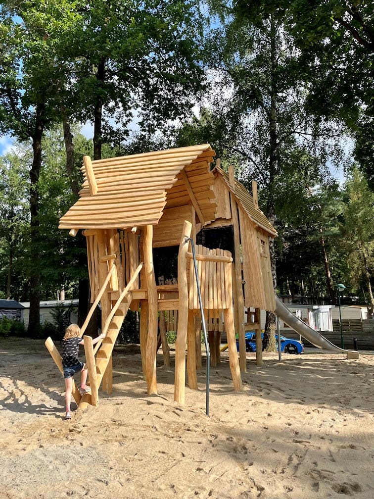 Speeltuin met boomhut op het park